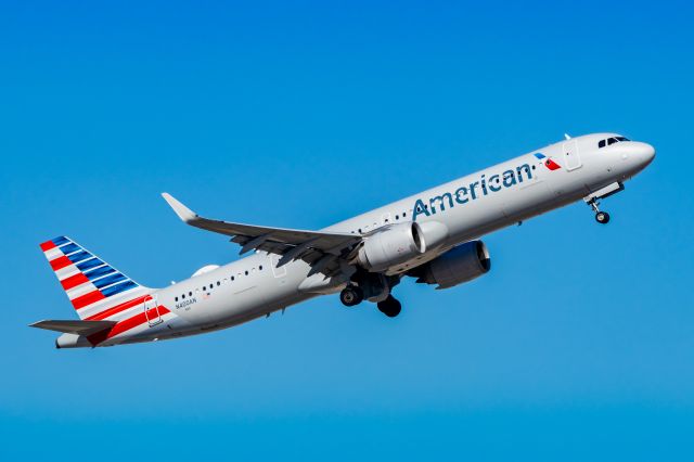 Airbus A321neo (N400AN) - An American Airlines A321 neo taking off from PHX on 2/1/23. Taken with a Canon R7 and Tamron 70-200 G2 lens.