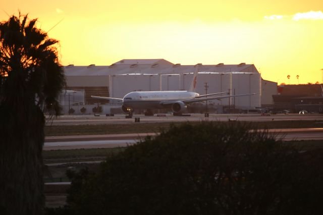BOEING 777-300ER (B-2046)