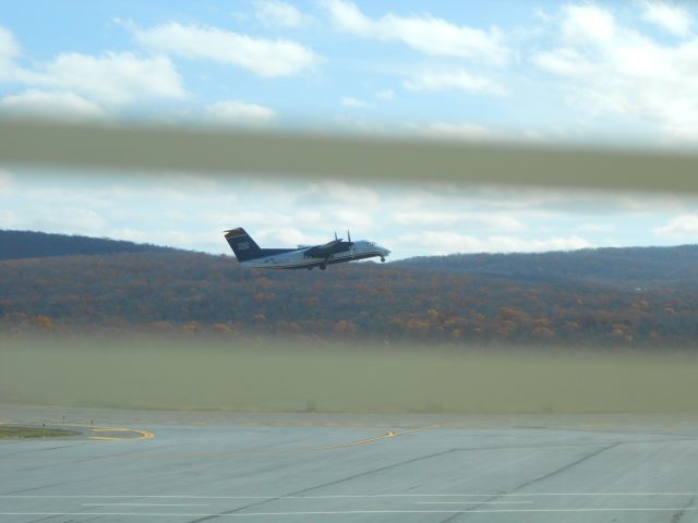 de Havilland Dash 8-200 (N837EX)