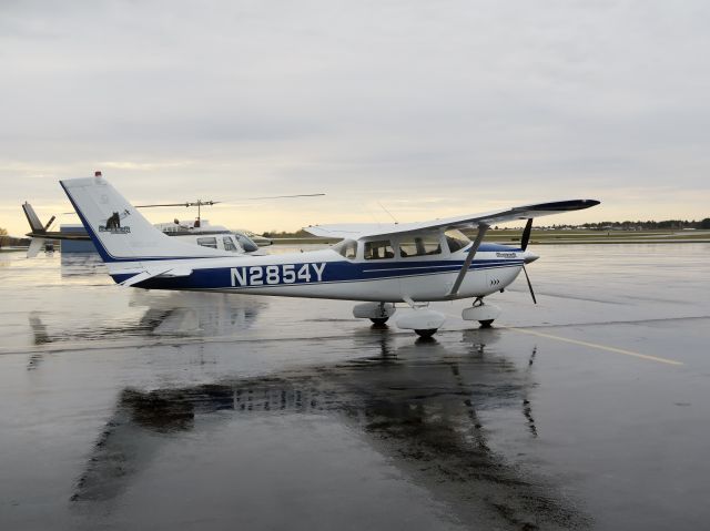 Cessna Skylane (N2854Y) - Loos like a new paint job - nice. 3 NOV 2015.