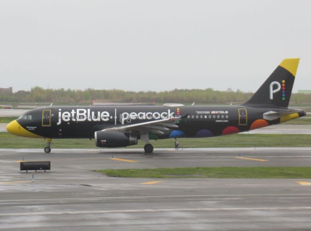 Airbus A320 (N706JB)