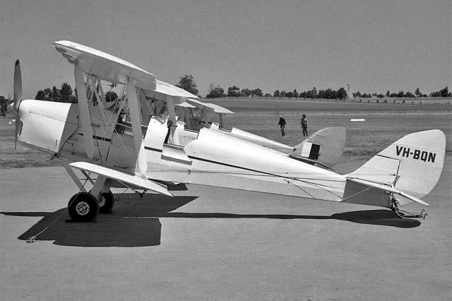 Robinson R-22 (VH-BQN) - DE HAVILLAND (AUSTRALIA) DH-82A - REG VH-BQN (CN DHA1067) - BERWICK VIC. AUSTRALIA - YBER (9/2/1975)