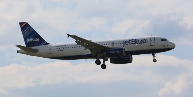 Airbus A320 (N639JB) - Jetblue A320 on final to Newark, 8/17/14.