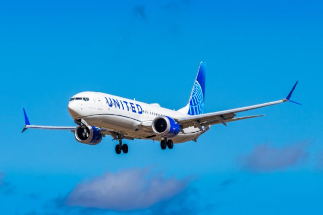 Boeing 737 MAX 9 (N77544) - A United Airlines 737 MAX 9 landing at PHX on 2/26/23. Taken with a Canon R7 and Tamron 70-200 G2 lens.