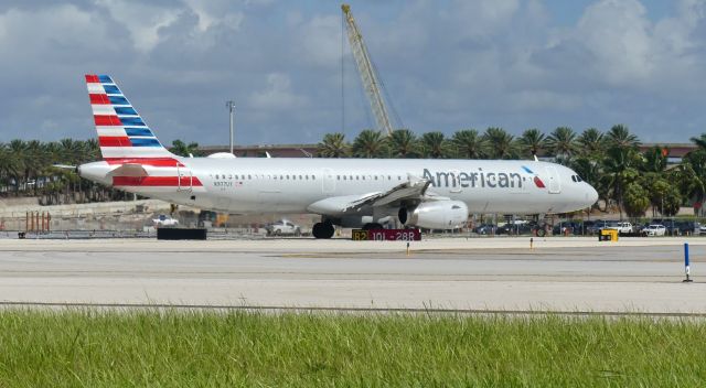 Airbus A321 (N977UY)