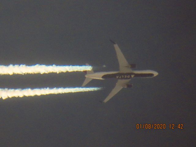 BOEING 767-300 (N174DZ)