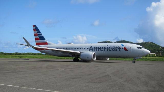 Boeing 737 MAX 8 (N303RG)