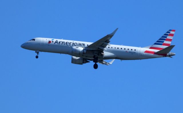 Embraer ERJ-190 (N951UW) - Shown here on approach is an American Airlines Embraer ERJ-190 in the Summer of 2018.