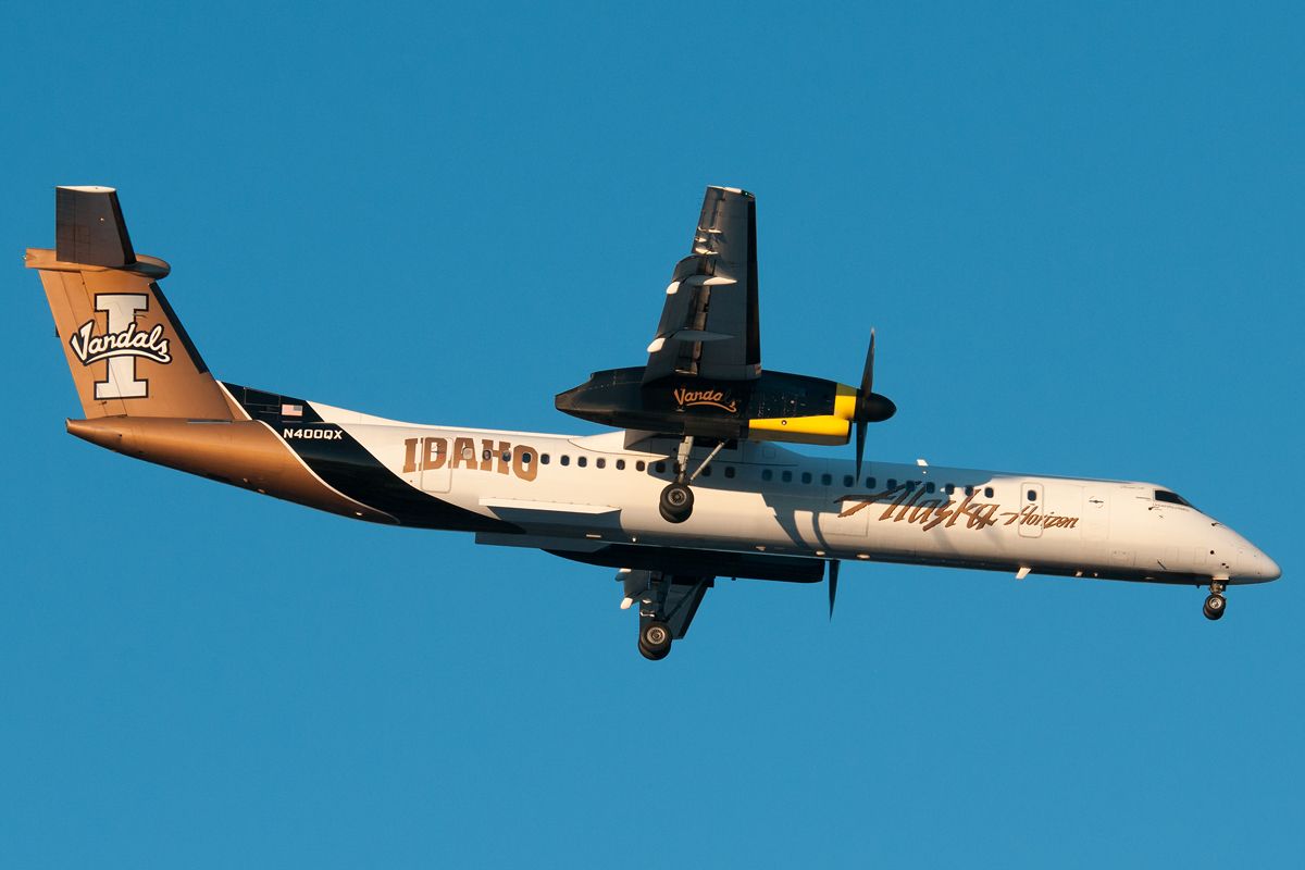 de Havilland Dash 8-400 (N400QX) - Vandals livery 