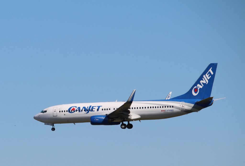 Boeing 737-800 (C-FYQO)