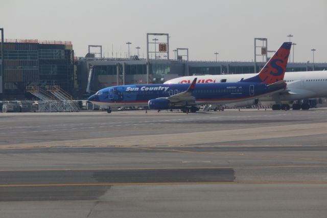 Boeing 737-700 (N805SY)