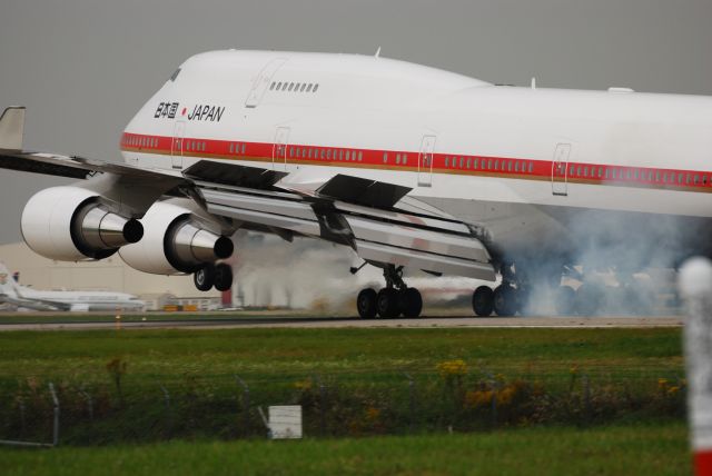 Boeing 747-400 — - Landing on 28L