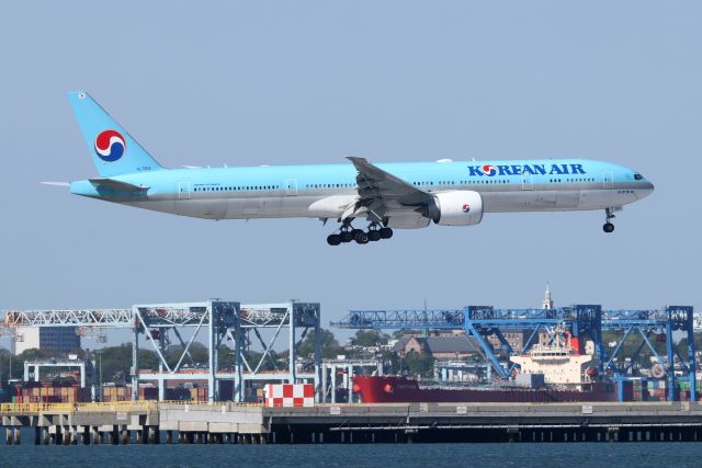 BOEING 777-300 (HL7204) - 'Koreanair 091'from Seoul landing on 33L