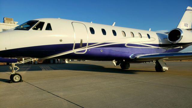 Cessna Citation Sovereign (N2Q) - Super cool purple color