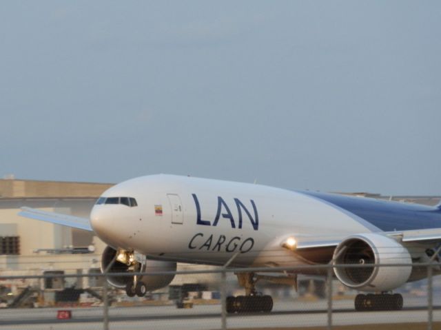 BOEING 777-200LR (N776LA)