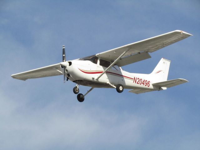 Cessna Skyhawk (N20496) - Landing RWY 24