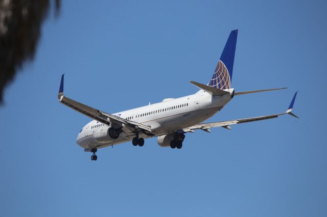 Boeing 737-800 (N37277)