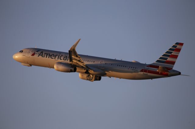 Airbus A321 (N990AU)