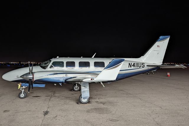 Piper Navajo (N411US)