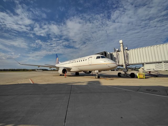 EMBRAER 175 (long wing) (N208SY)