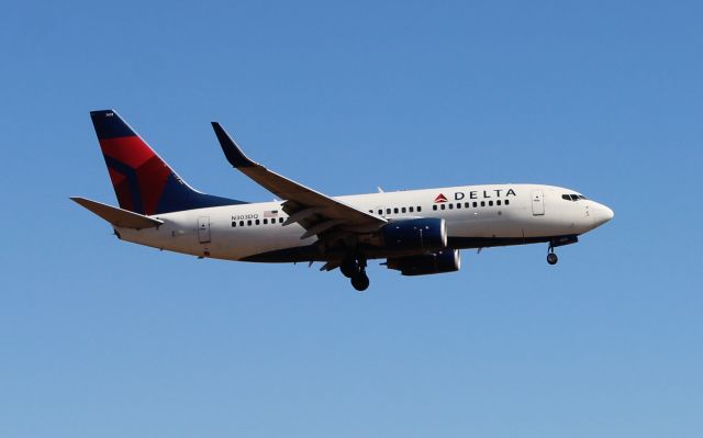 Boeing 737-700 (N303DQ) - A Boeing 737-700 approaching Runway 18L at Carl T. Jones Field, Huntsville International Airport, AL - November 18, 2016.