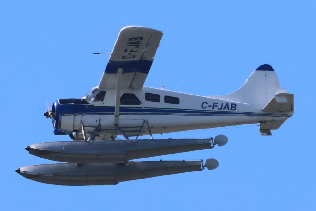 De Havilland Canada DHC-2 Mk1 Beaver (C-FJAB) - C-FJAB Dehavilland DHC-2MK1 Hydravillon Quebec inc.Survolant la ville de Lavaltrie QC. le 31-05-2024 à 15:44.
