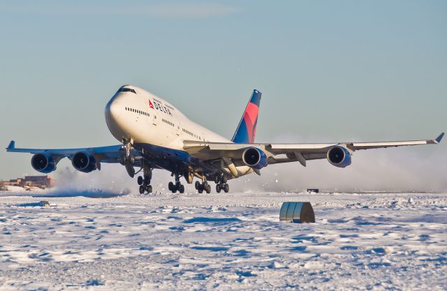 Boeing 747-400 (N668US) - Snow storm !