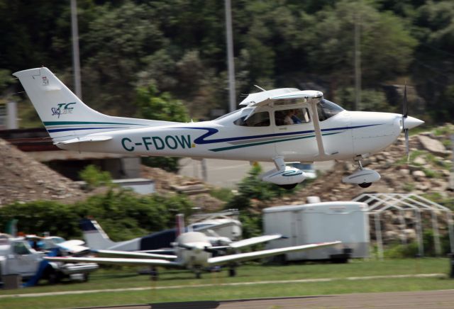 Cessna Skylane (C-FDOW) - Landing on RW26 at KDXR. RELIANT AIR has the lowest fuel price on the Danbury (KDXR)airport.