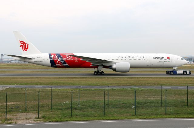 BOEING 777-300ER (B-2047)