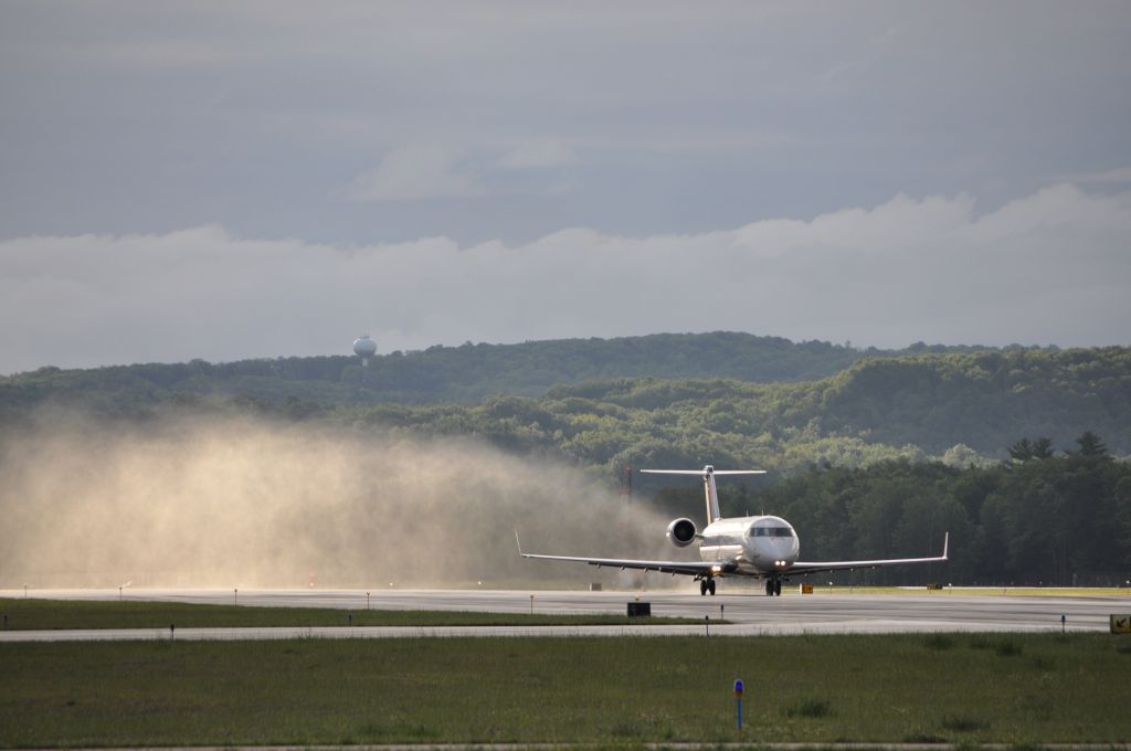 Canadair Regional Jet CRJ-200 (N8800G) - FLG3850 departing a wet RWY 28.  taken from 28/36 intersection