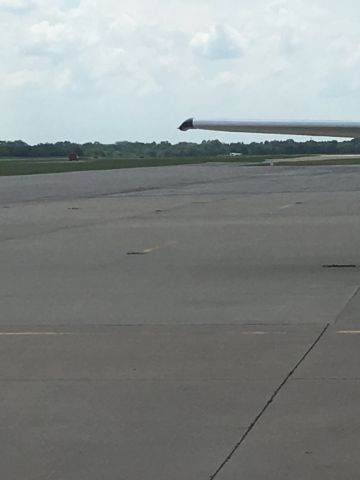 Cessna Skyhawk (N722HG) - Blew a tire on landing.