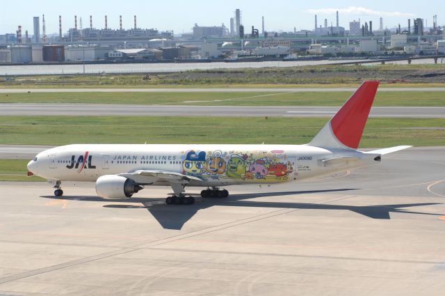 Boeing 777-200 (JA009D) - Taxi at Haneda Intl Airport on 2006/10/8 Tamagocchi c/s