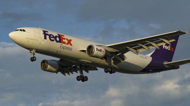 Airbus A300F4-600 (N742FD) - On short final for 31Lbr /6/4/17