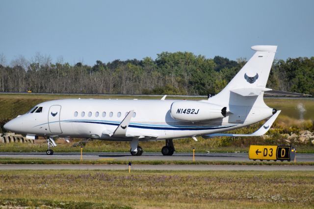 Dassault Falcon 2000 (N1492J) - Privately owned 2005 Falcon 2000EX arriving into the FBO Ramp at the Buffalo Niagara International Airport