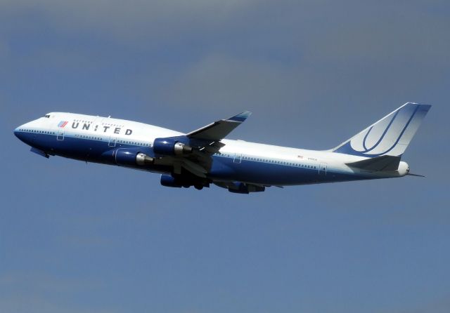 Boeing 747-400 (N199UA) - Boeing 747-422 of United Airlines taking off from Sydney Airport on 22nd December 2010.