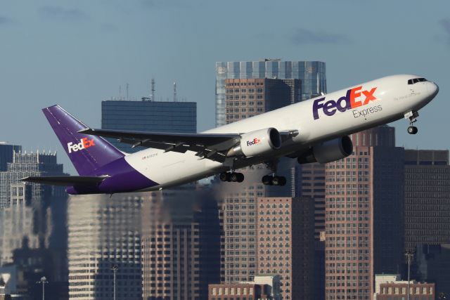 BOEING 767-300 (N192FE) - FDX 416 departing to Memphis