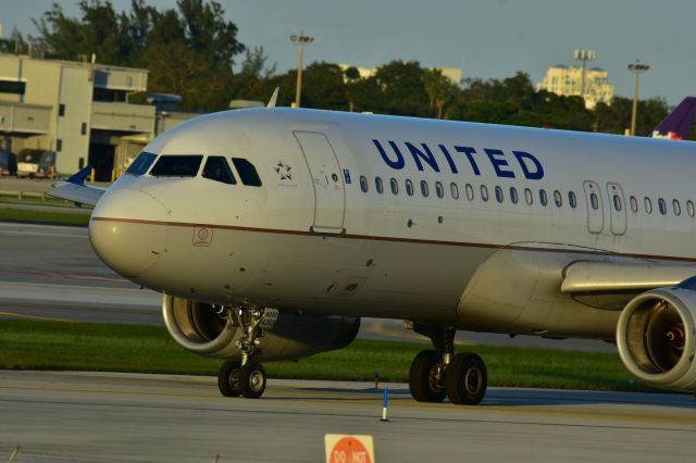 Airbus A320 (N453UA)