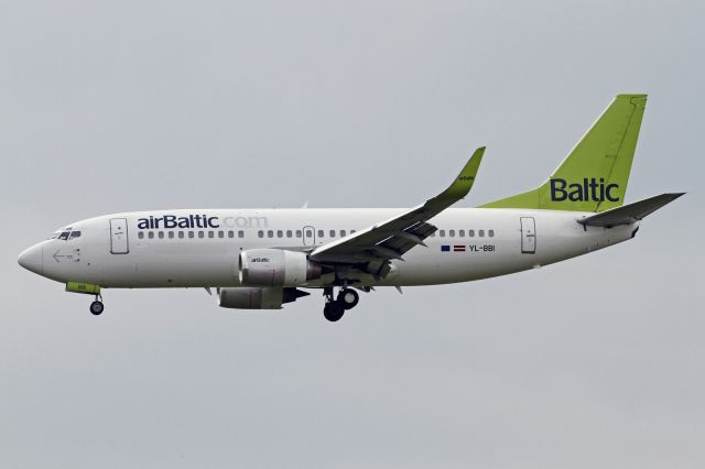 BOEING 737-300 (YL-BBI)