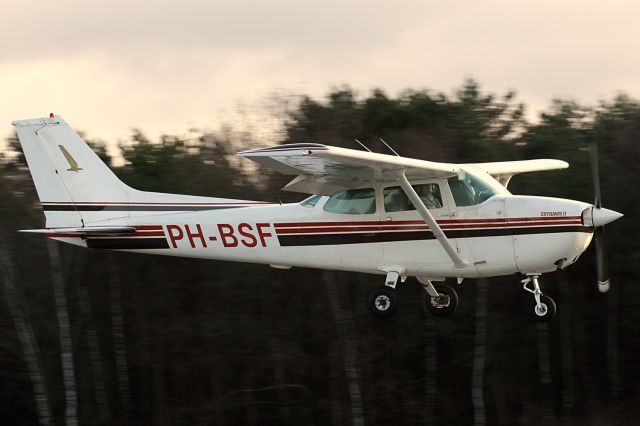 Cessna Skyhawk (PH-BSF) - Thanks to "Airframes.com" for all type-info.