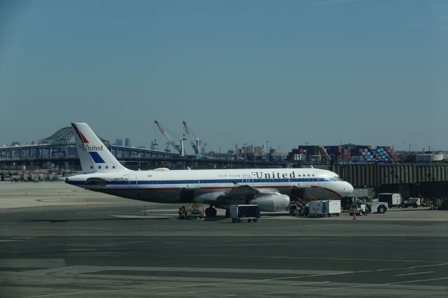Airbus A320 (N475UA) - A320 in retro-livery.