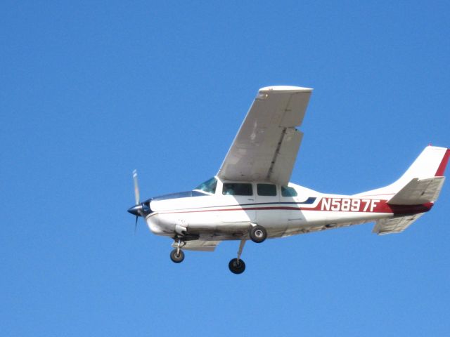 Cessna Centurion (N5897F) - Landing on RWY 24