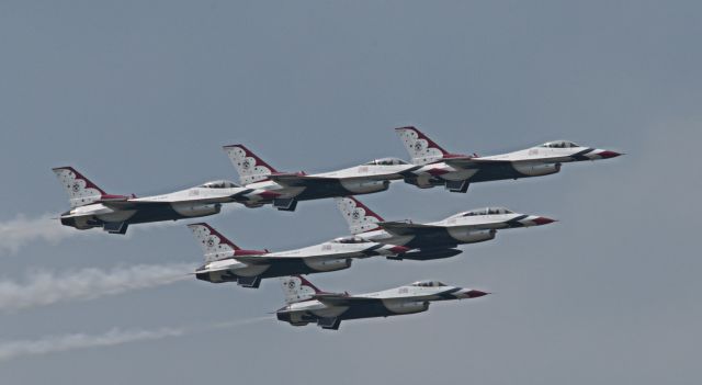 Lockheed F-16 Fighting Falcon (TBIRDS) - Thunder over Michigan KYIP