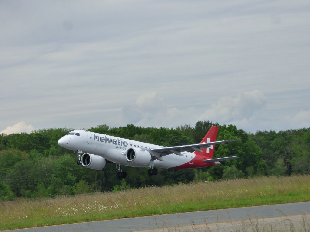 Embraer E190-E2 (HB-AZB) - Décollage de Nantes Atlantique pour Zurich