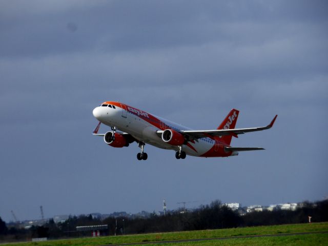 Airbus A320 (HB-XJP) - Décollage du vol de 'Easy ;jet à Nantes