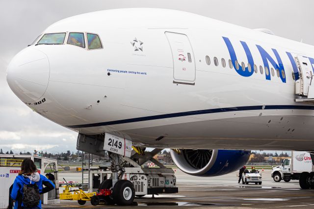 BOEING 777-300ER (N2749U)