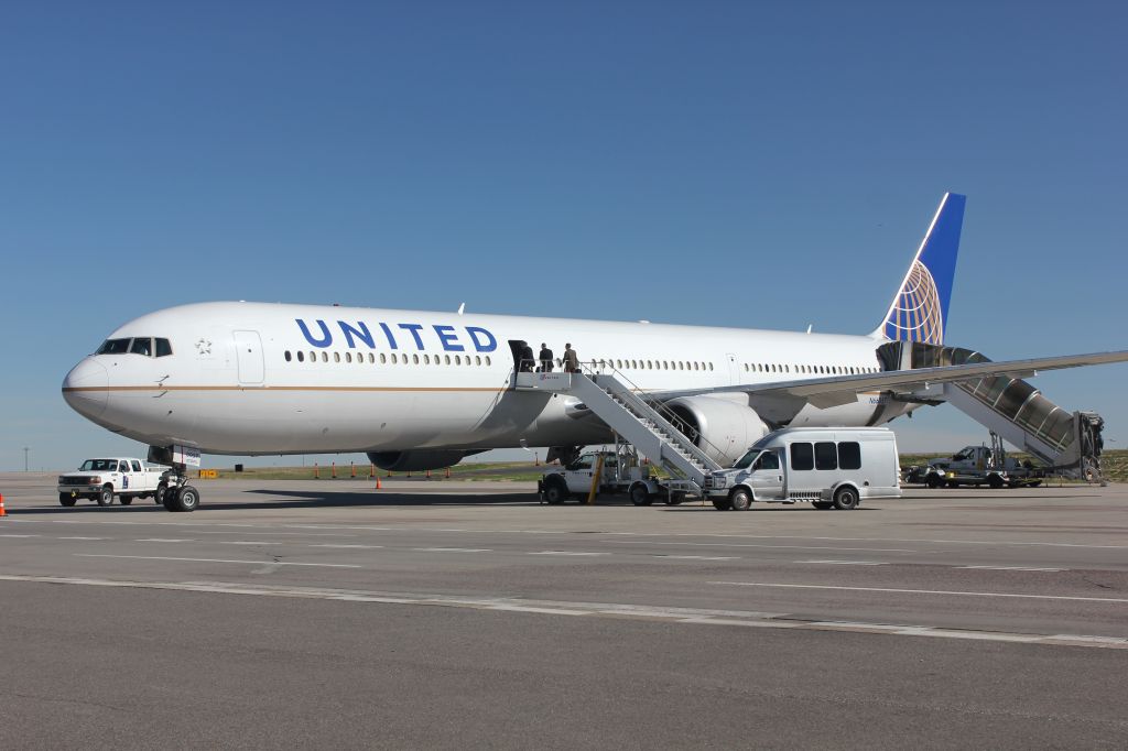 BOEING 767-400 (N66057)