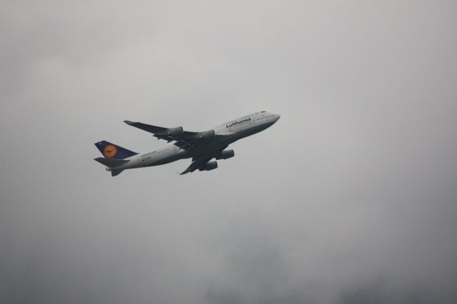 Boeing 747-400 (D-AVBP)