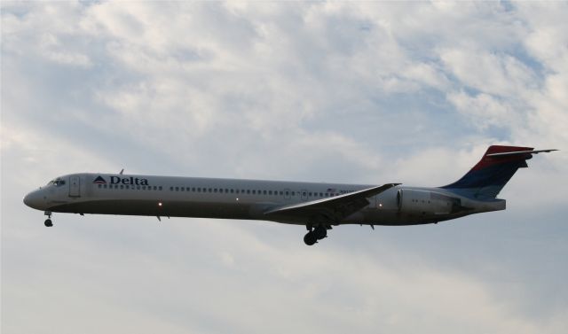 McDonnell Douglas MD-88 (N913DL)