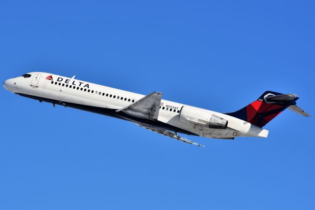 Boeing 717-200 (N923AT) - Delta Air Lines Boeing 717-2BD departing YYC on Mar 4.