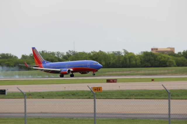 BOEING 737-300 (N379SW) - 041512 SWA4505 from KDAL landing on 19L